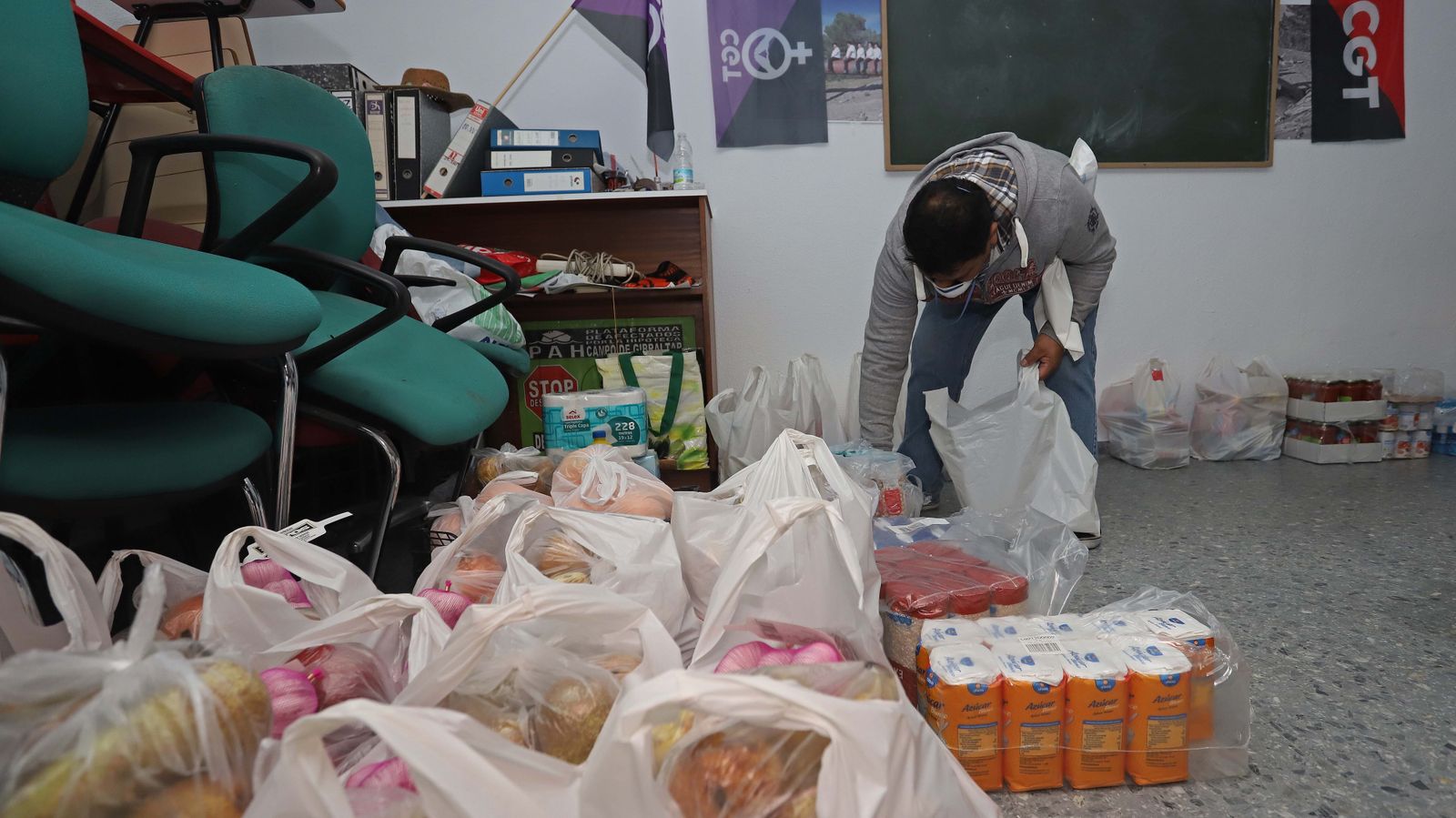 Reparto de alimentos del colectivo 'Solidarios frente al COVID-19'