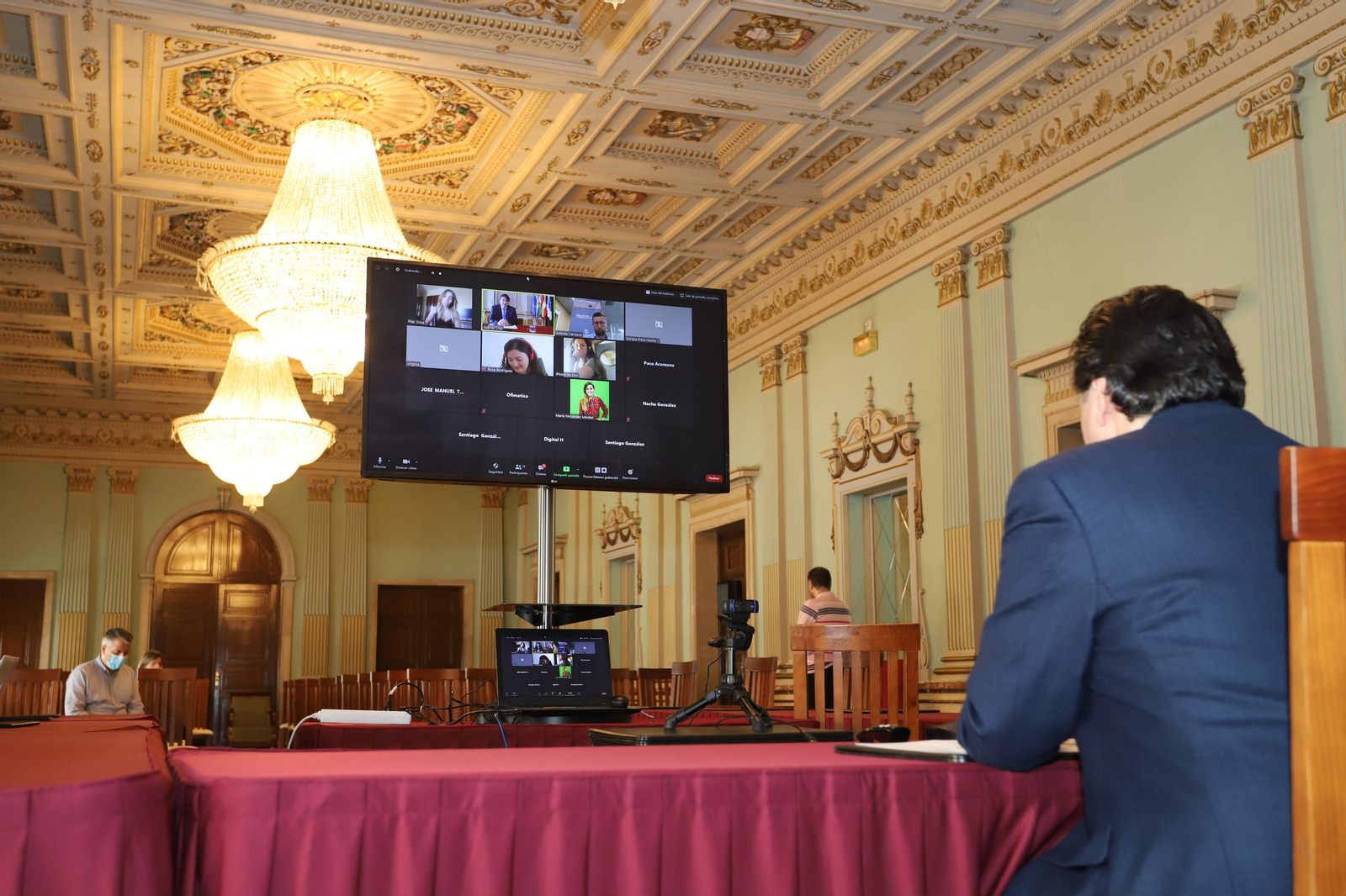 Imágenes de la primera rueda de prensa telemática del alcalde de Huelva Gabriel Cruz