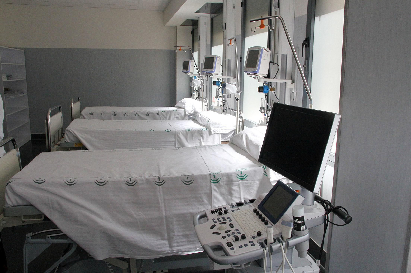 Imágenes de la visita de la consejera de Salud, Marina Álvarez, a la nueva Unidad de Ictus del Hospital Juan Ramón Jiménez