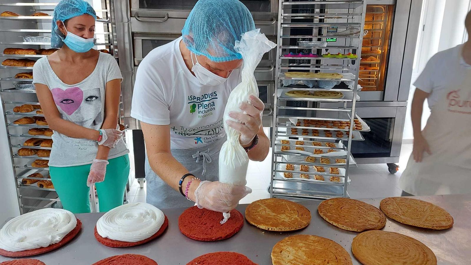 Trabajo en la zona de pastelería. Trabajo en la zona de pastelería.