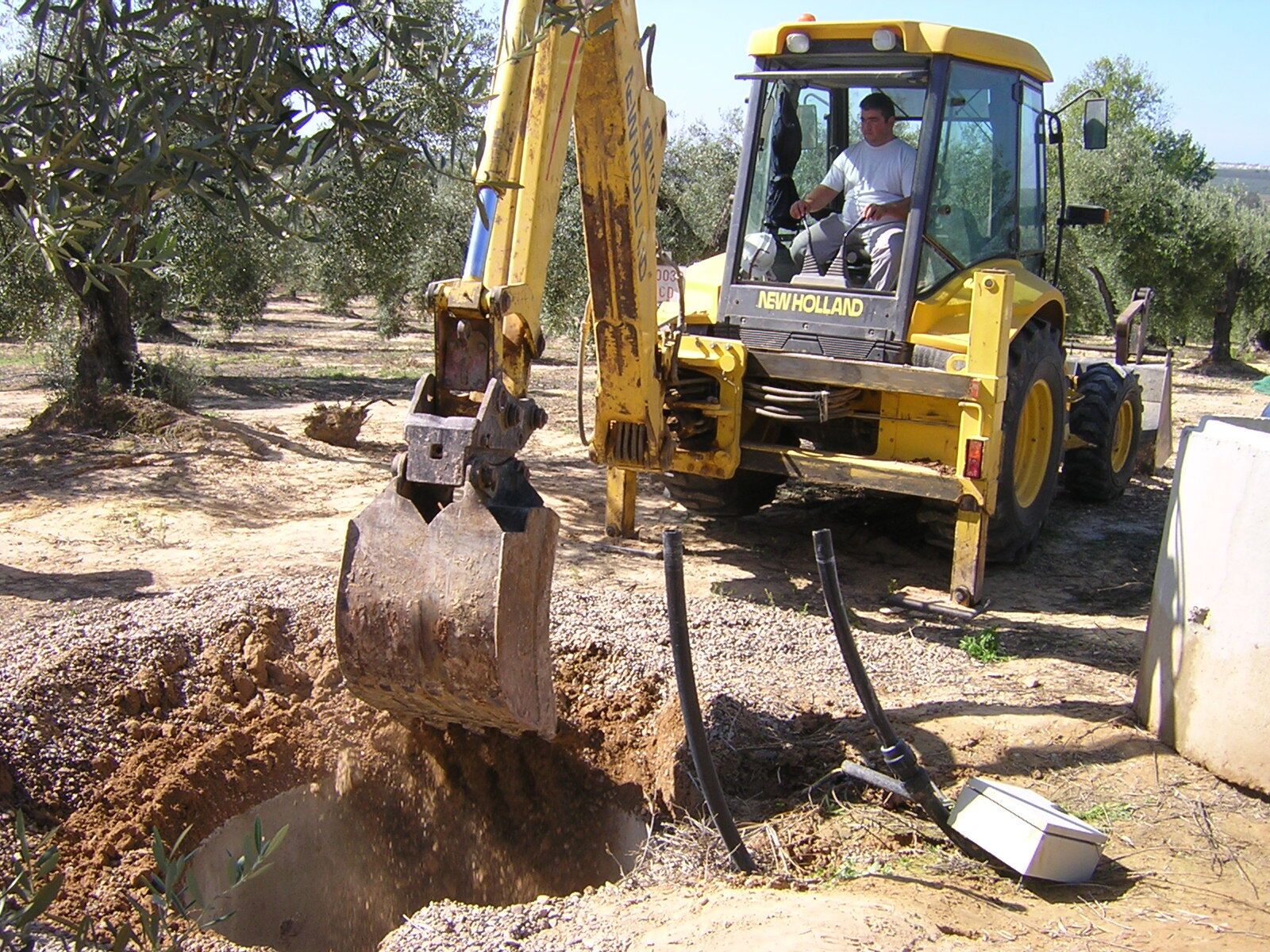 Un empleado de la CHG clausura un pozo ilegal