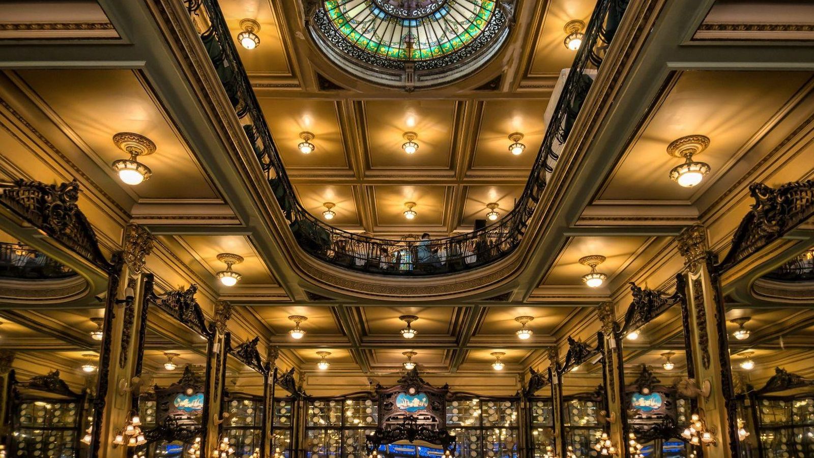 Confitería Colombo (centro)