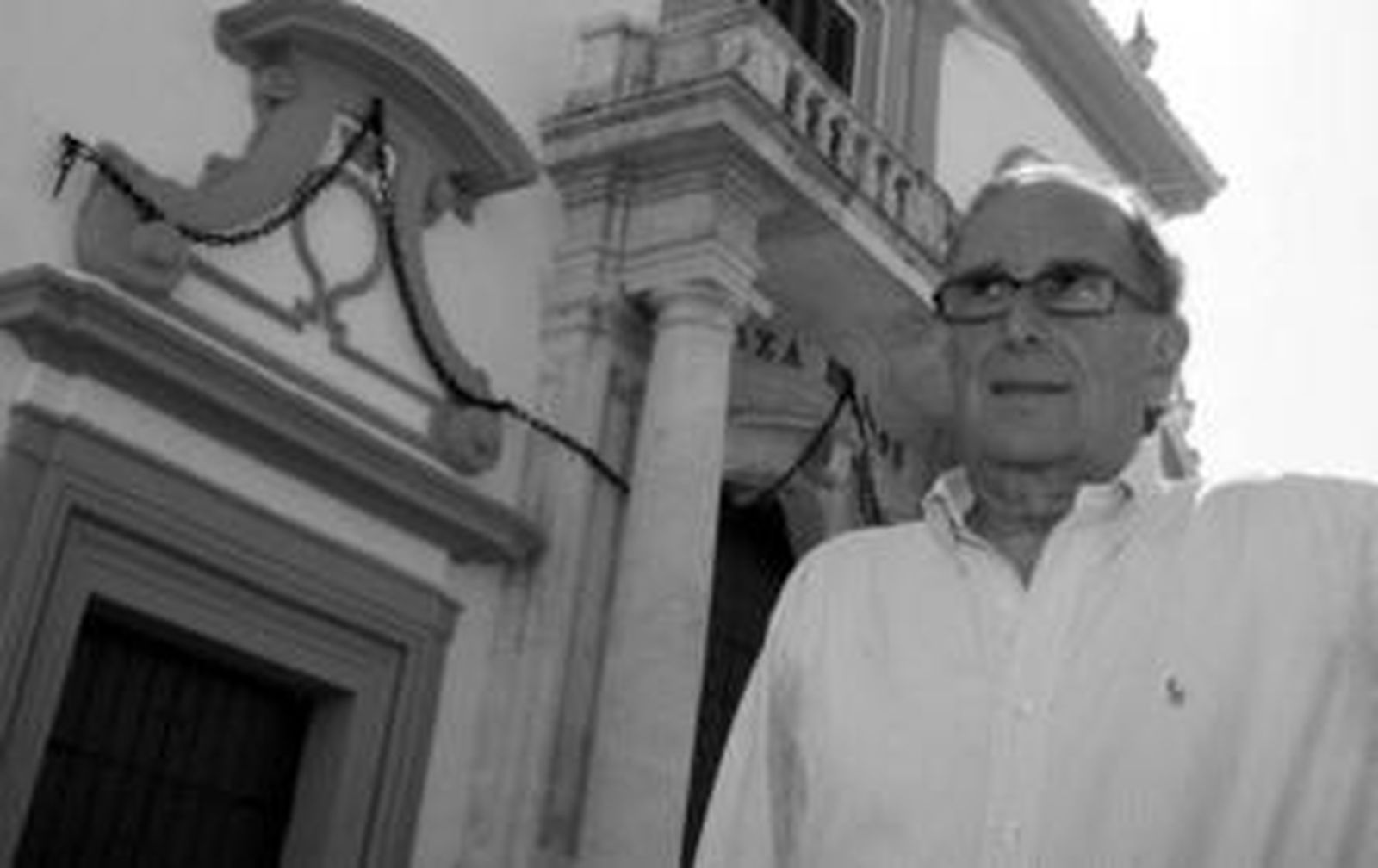 El pintor Manuel Salinas, ayer, delante de la Puerta del Príncipe de La Maestranza.