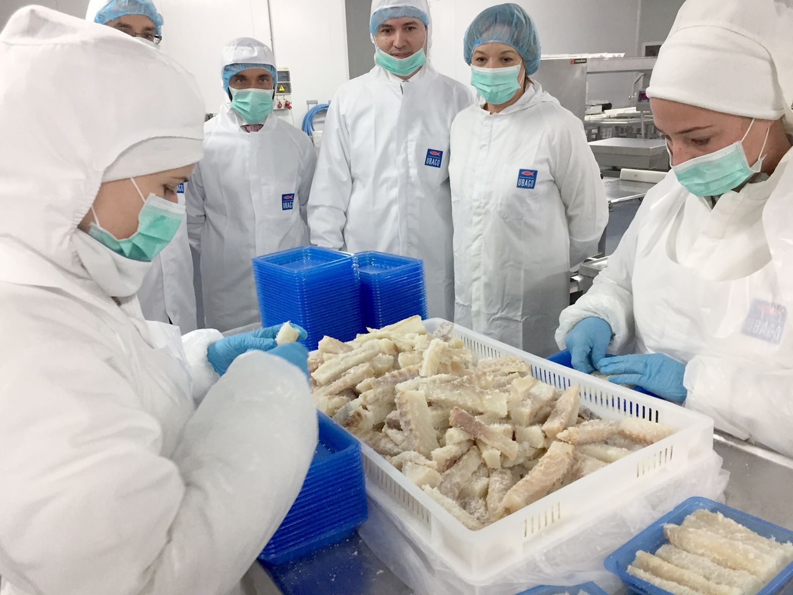 La consejera de Pesca, durante su visita ayer a las instalaciones de Ubago.