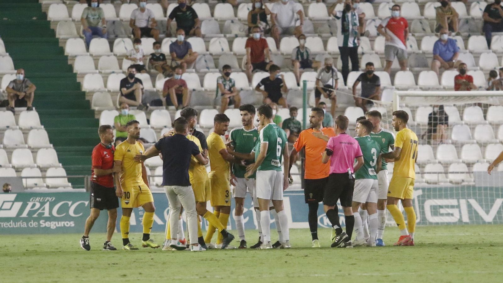 Los dos equipos se enzarzan en una tangana.