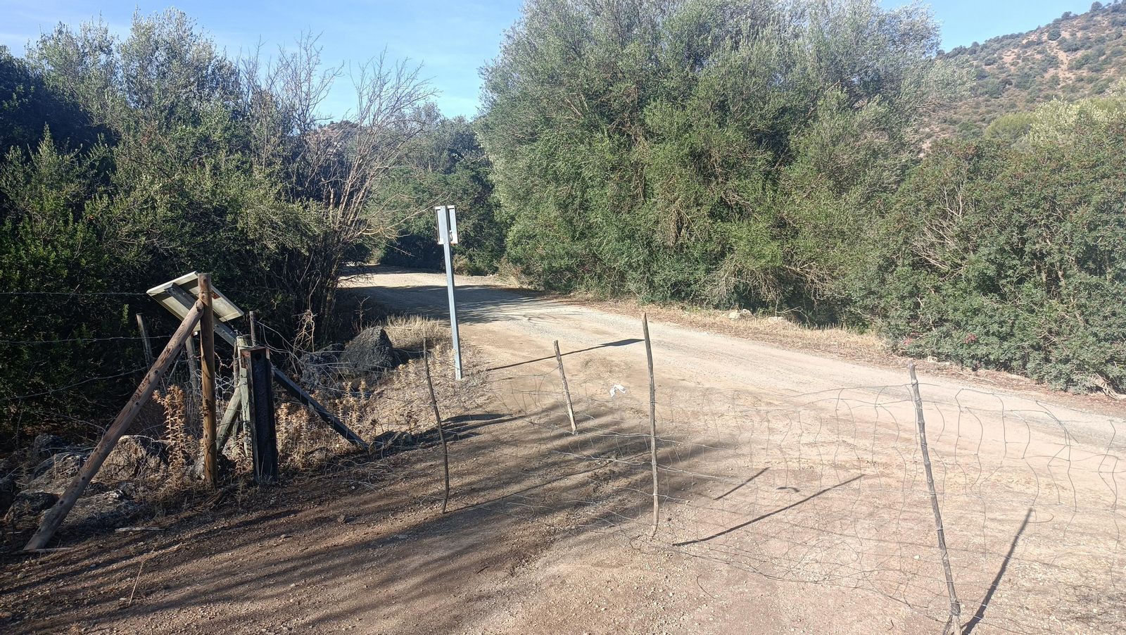 Tras esta cerqulla dejamos la vía verde para subir a La Alberquilla