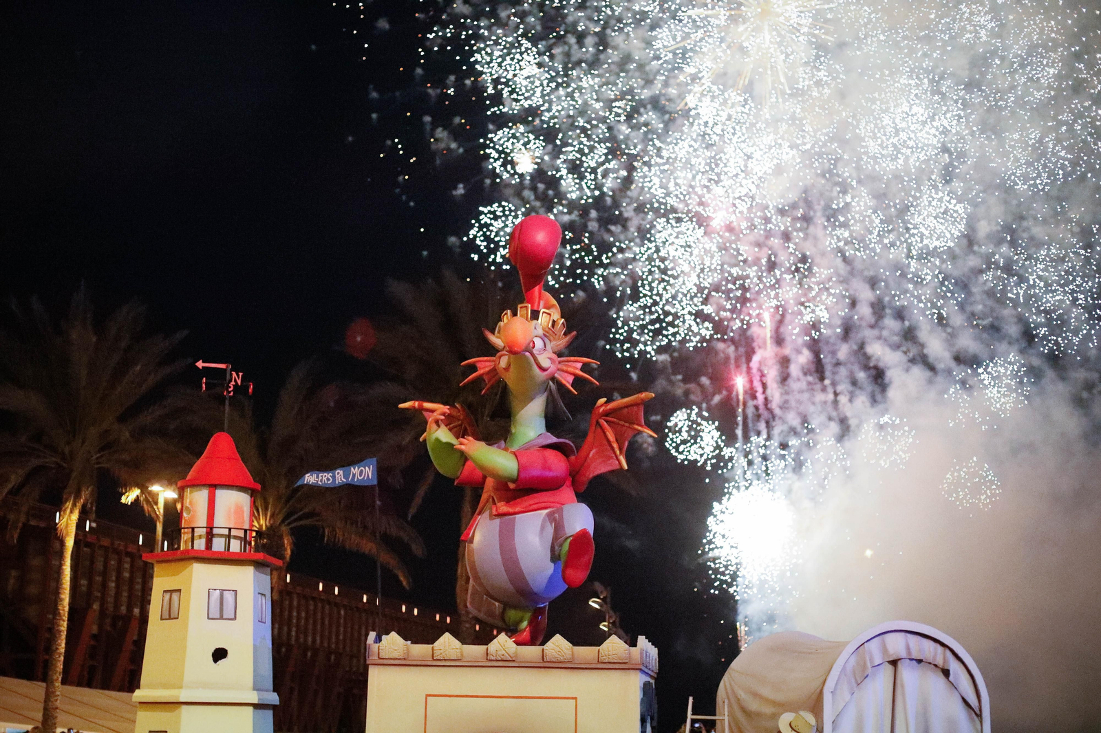 La cremá de las fallas cierra el ‘Fallers pel Món’ en imágenes