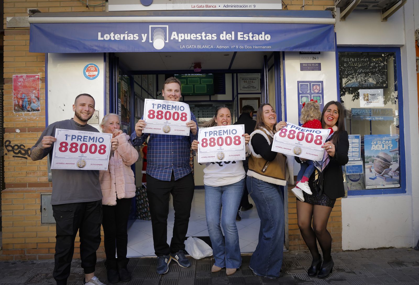 Alegría entre los premiados con el gordo de la Navidad en Montequinto, todas las fotos