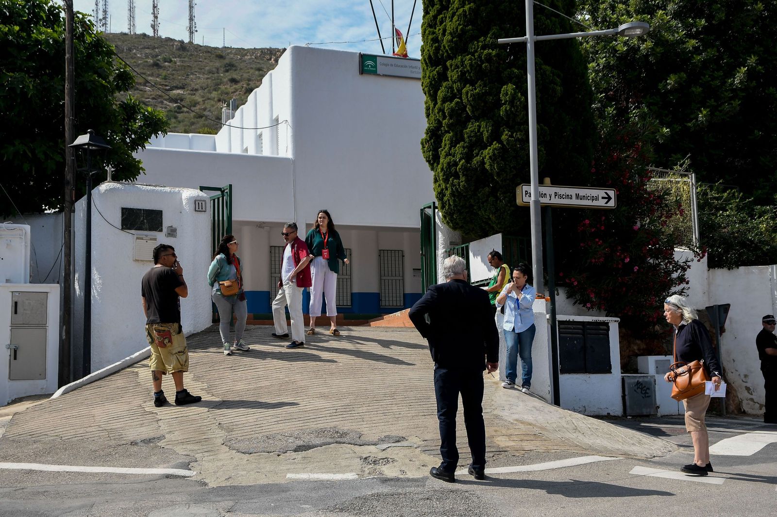 Personas a las puertas del CEIP Bartolomé Flores.