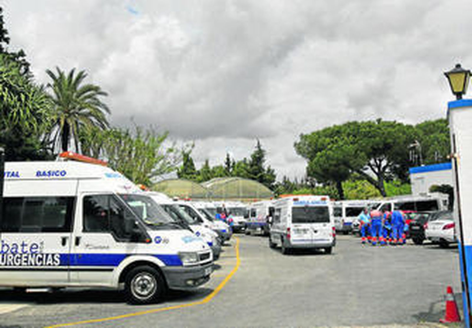 Imagen del parque de vehículos de la empresa Ambulancias Barbate, en su sede en Puerto Real.