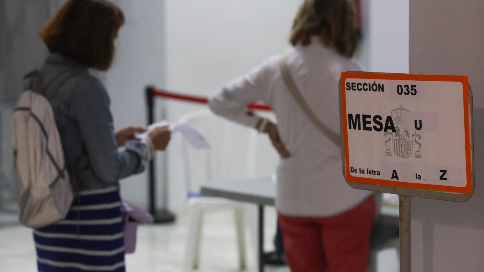 Dos mujeres votan en un colegio electoral de Málaga capital Dos mujeres votan en un colegio electoral de Málaga capital