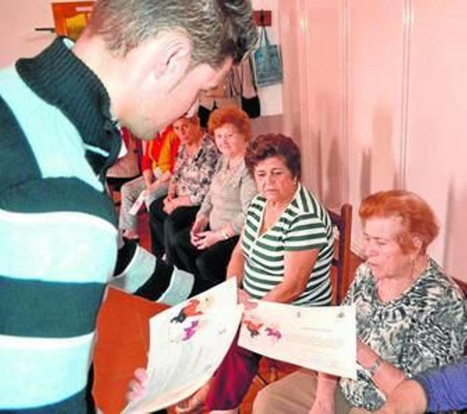 El alcalde entregó los diplomas por participar en las actividades.