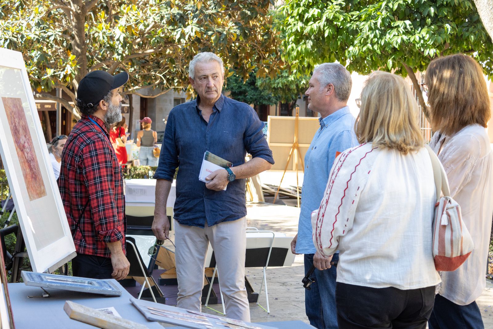 Aumesquet visita la exposición que los pintores montan cada domingo en la Plaza del Museo.