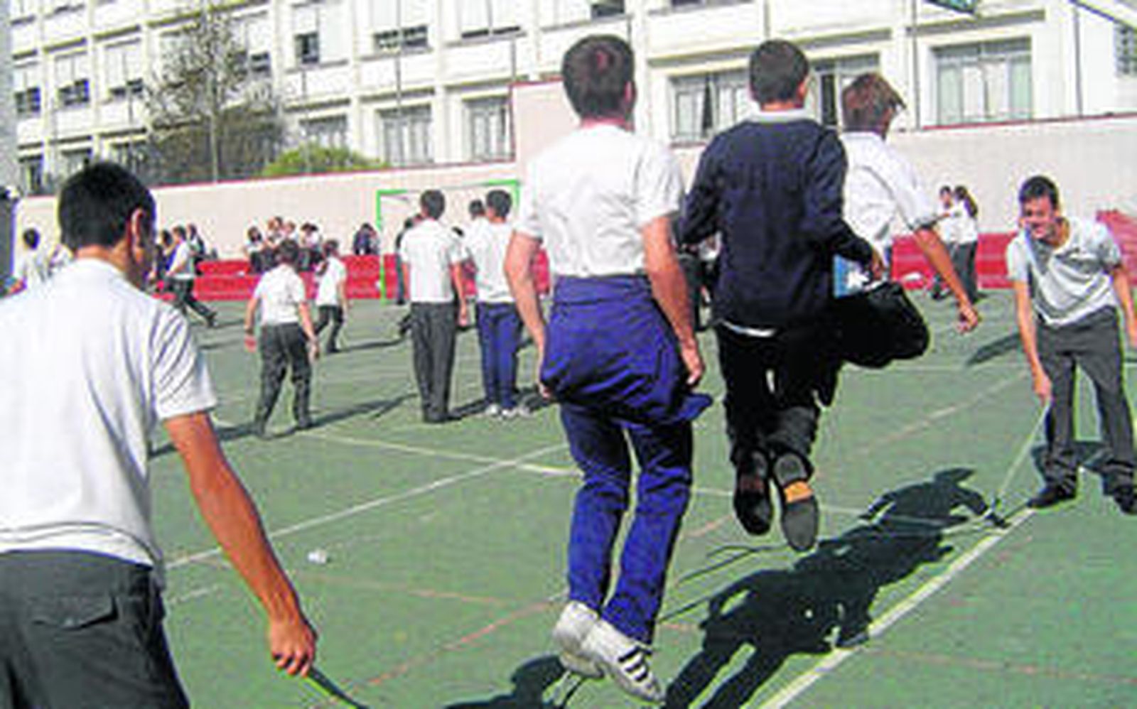 Alumnos de Secundaria del colegio Rebaño de María juegan a la comba durante el recreo.