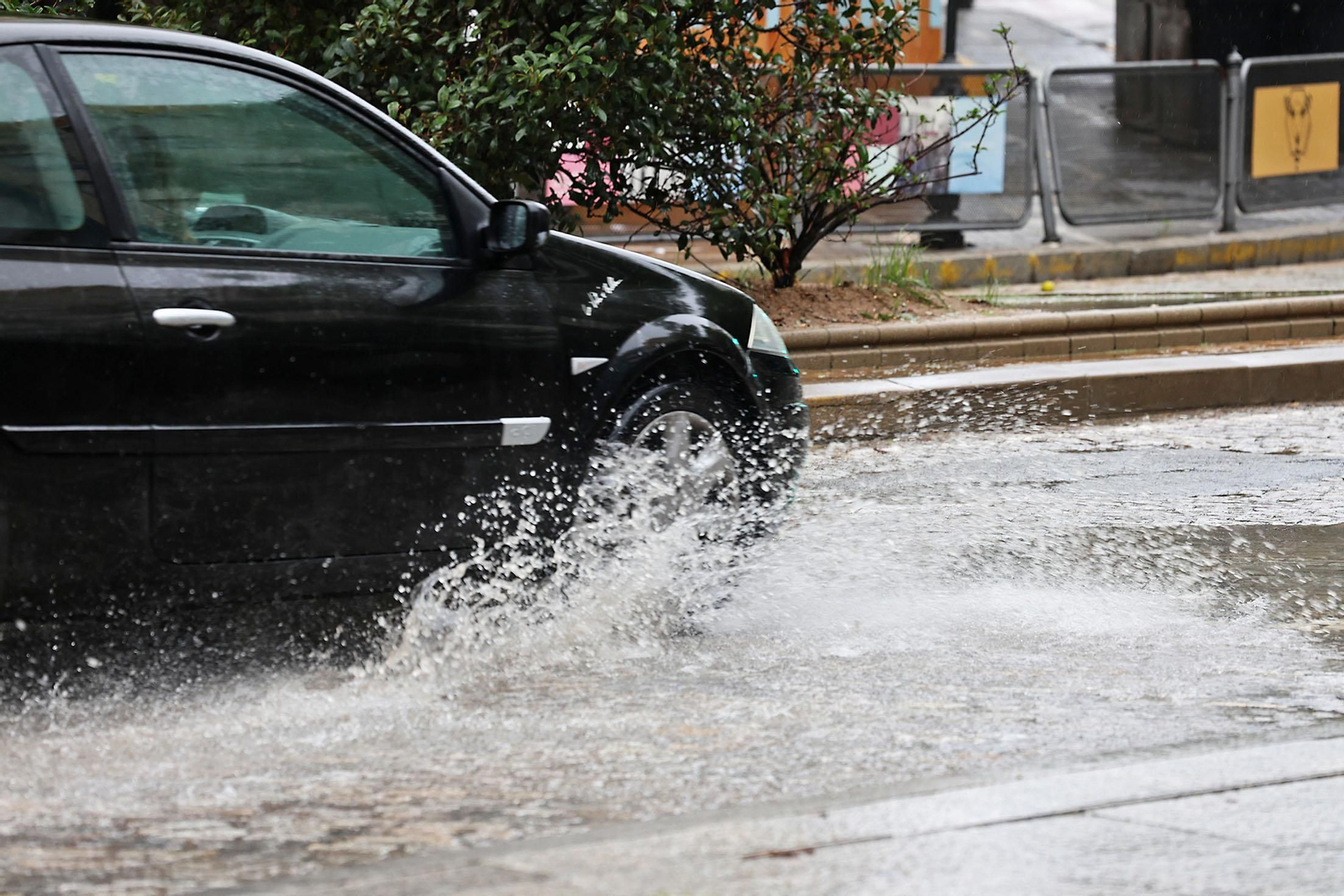 Imágenes de la lluviosa mañana de sábado en Huelva