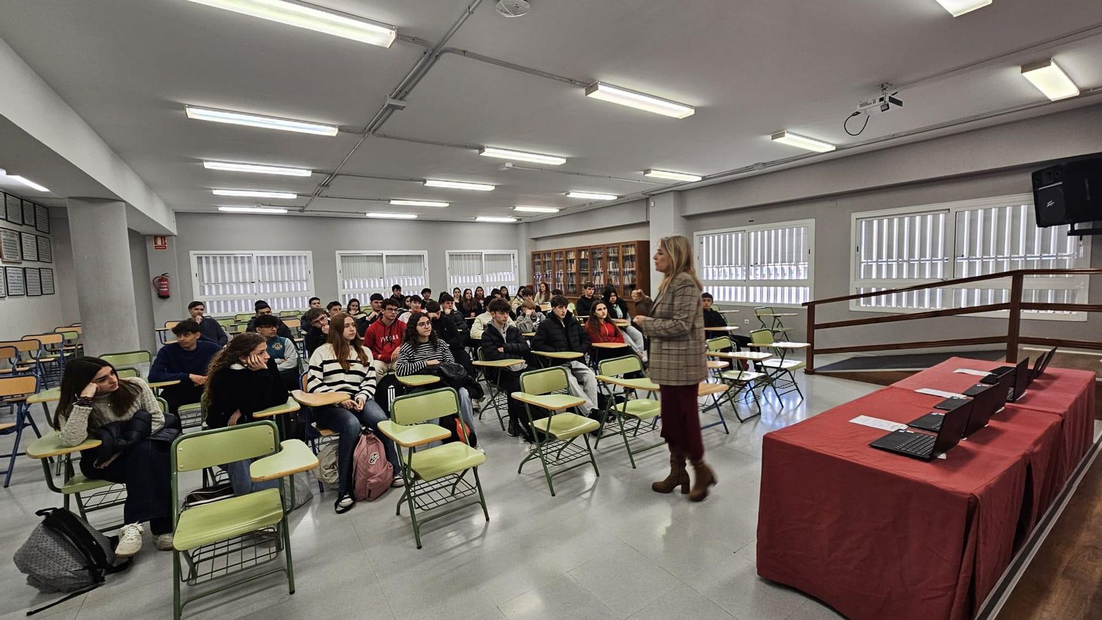 La directora del IES Nicolás Salmerón explica al alumnado qué supone la dotación de dispositivos digitales de la Junta de Andalucía al centro