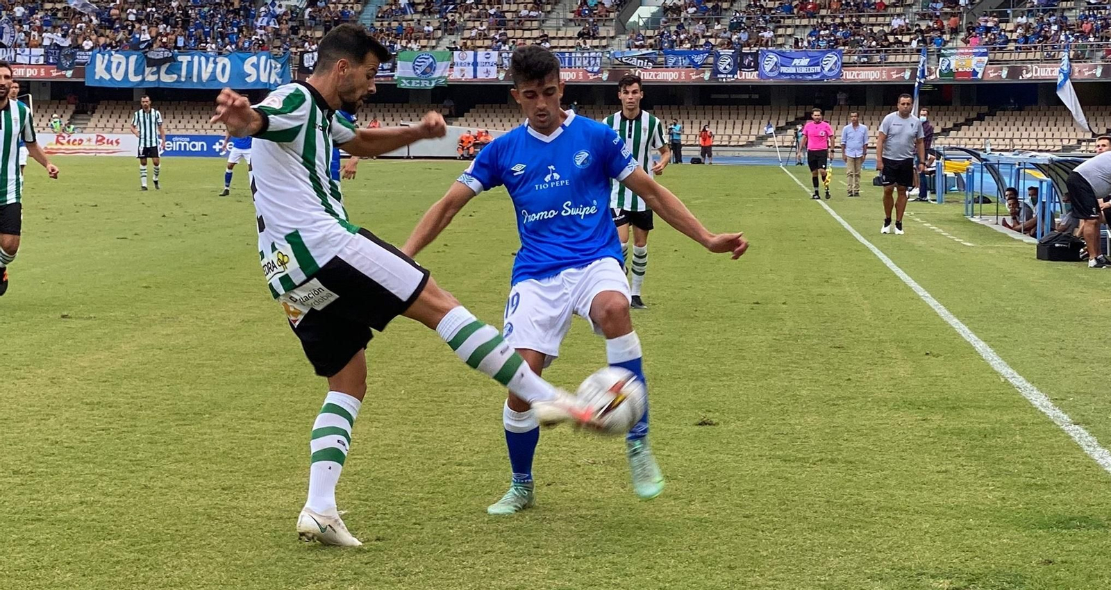 José Ruiz pugna por el esférico con Ocaña.