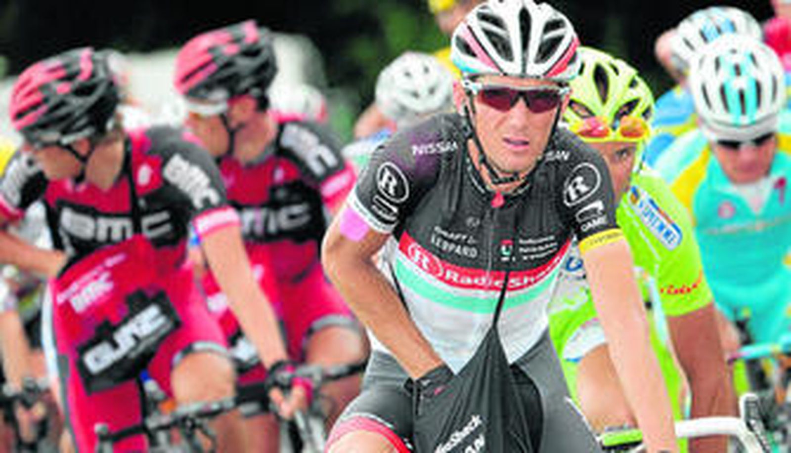 Franck Schleck busca en su bolsa avituallamiento durante una etapa de este Tour de Francia.