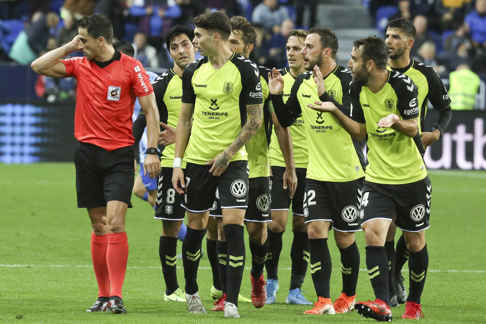 Los jugadores del Tenerife, pendientes de Ais Reig.
