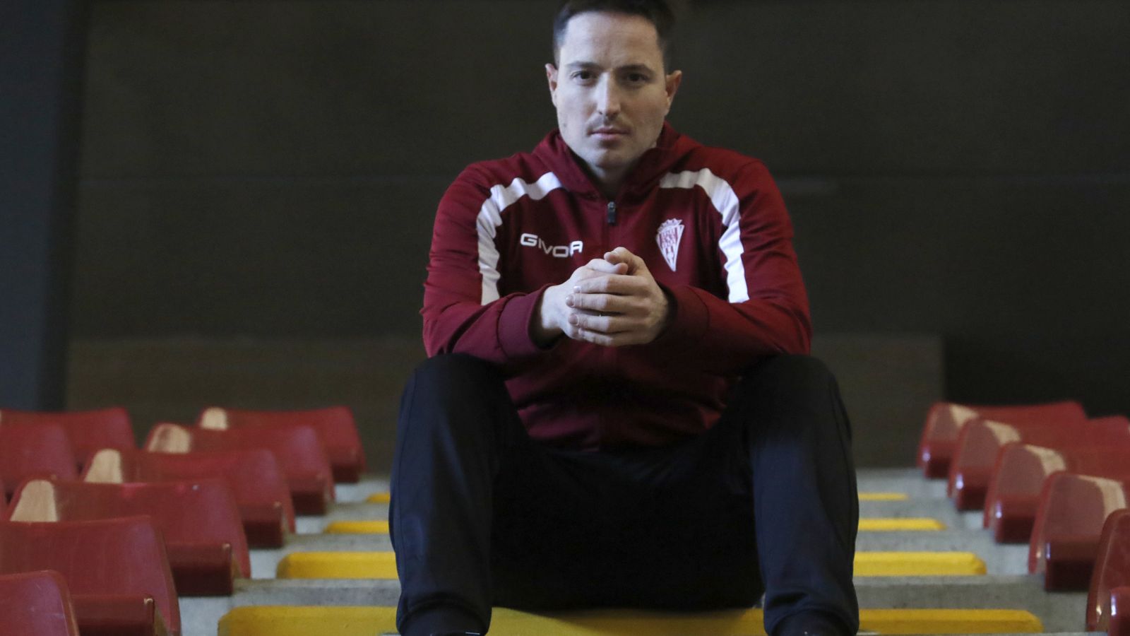 Nacho Osuna posa para 'el Día' en la grada de Vista Alegre.