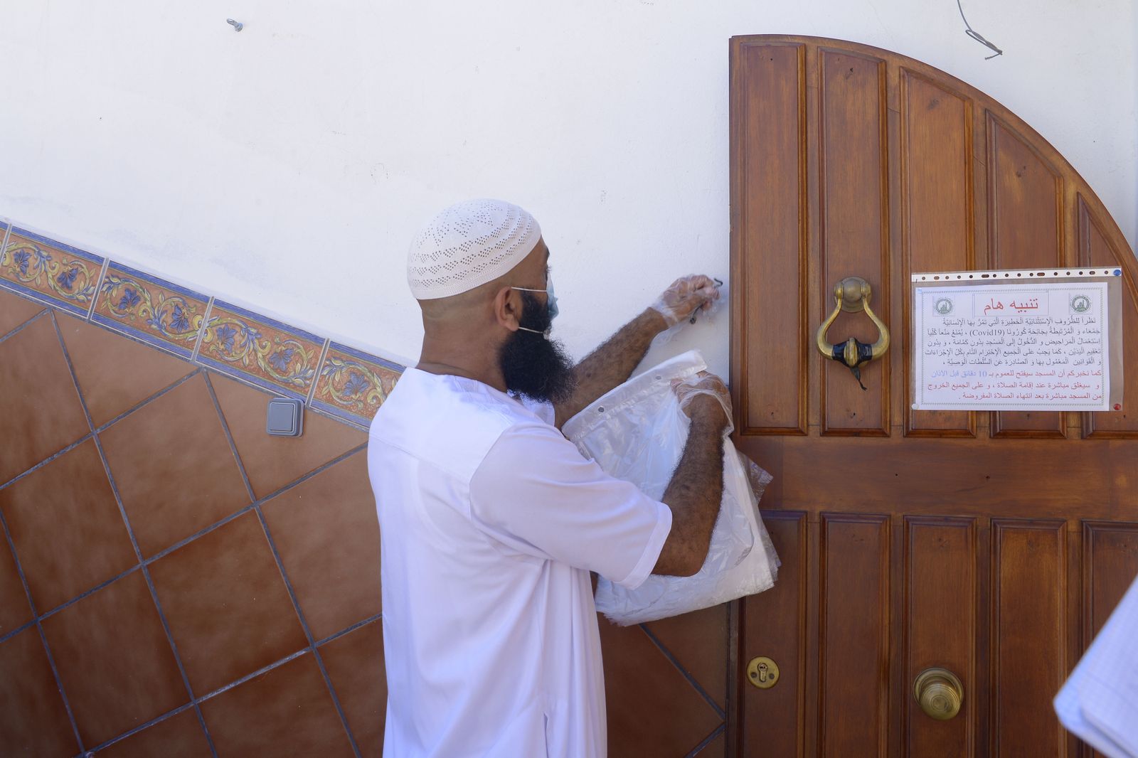 Fotos de las labores de higiene y desinfección de la mezquita Houda de Algeciras