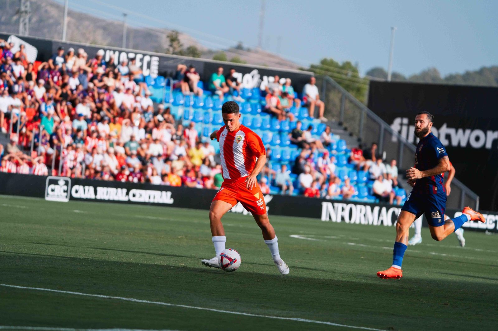 La camiseta rojiblanca dejará de lucir 'limpia' como en las primeras jornadas con la llegada del nuevo patrocinador