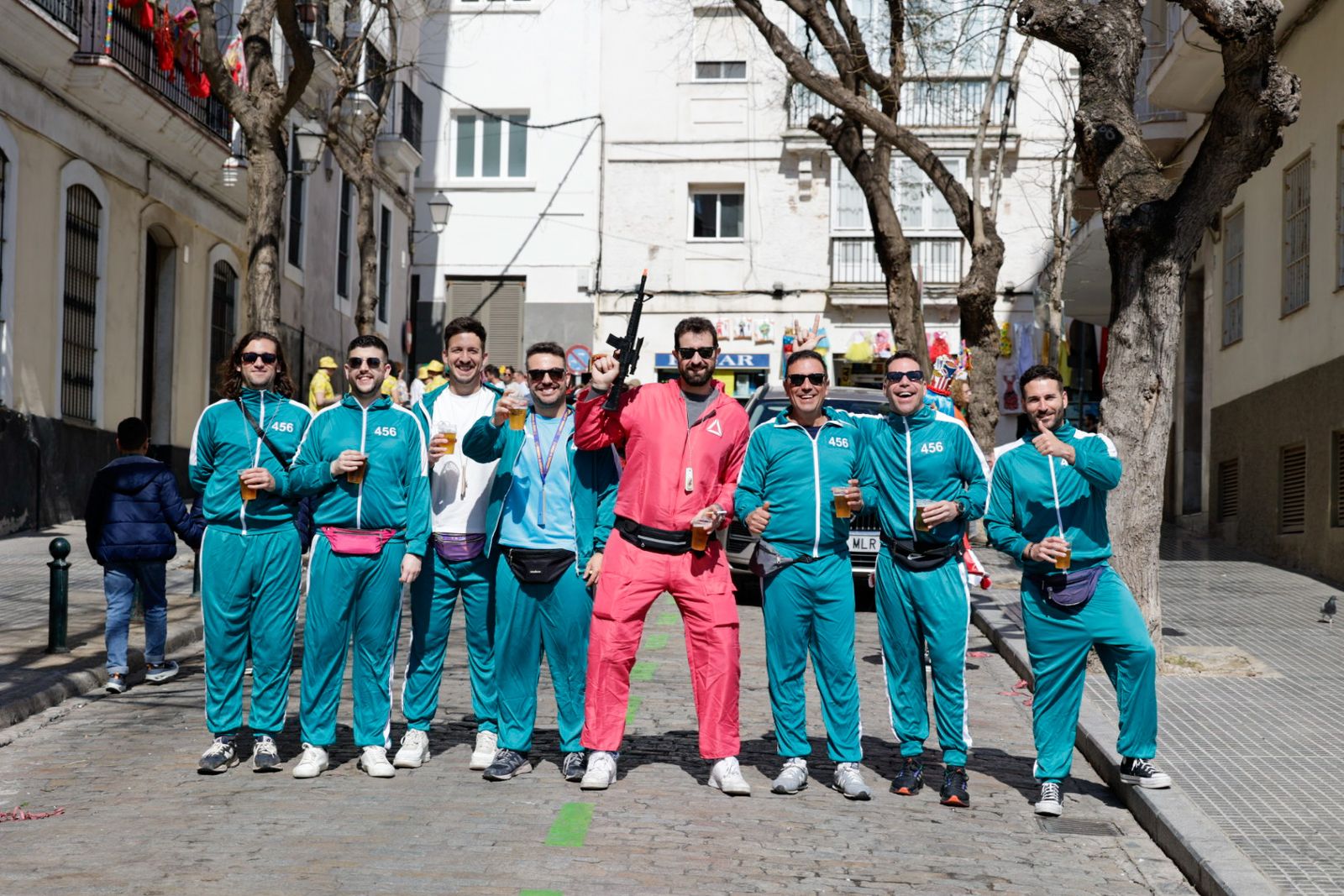 Así vive Cádiz su primer sábado de Carnaval: las imágenes de las batallas de copla y la fiesta en la calle