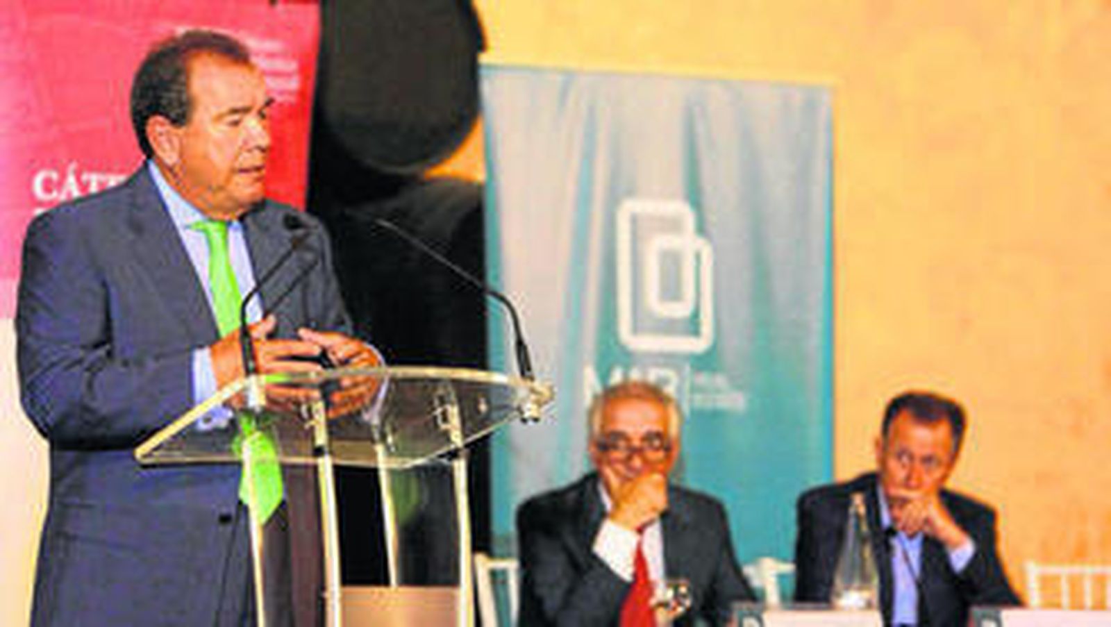 Un momento de la intervención del presidente del IPE, Marcial Bellido, ayer en Chiclana.