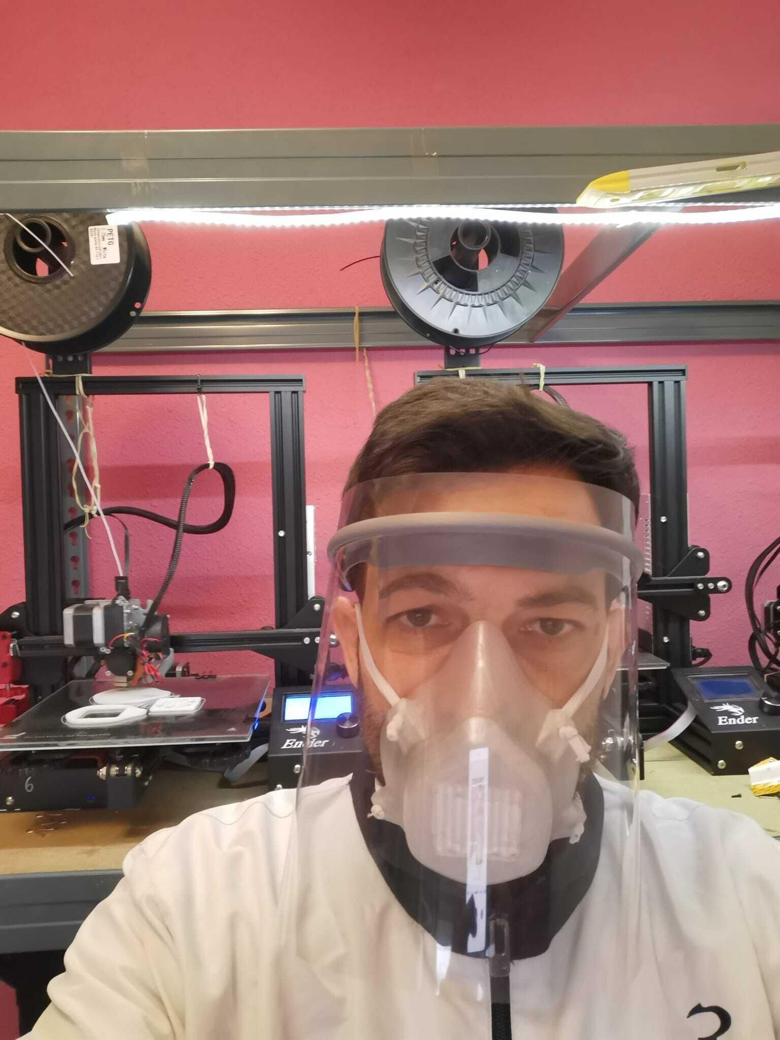 Germán, ante sus impresoras.