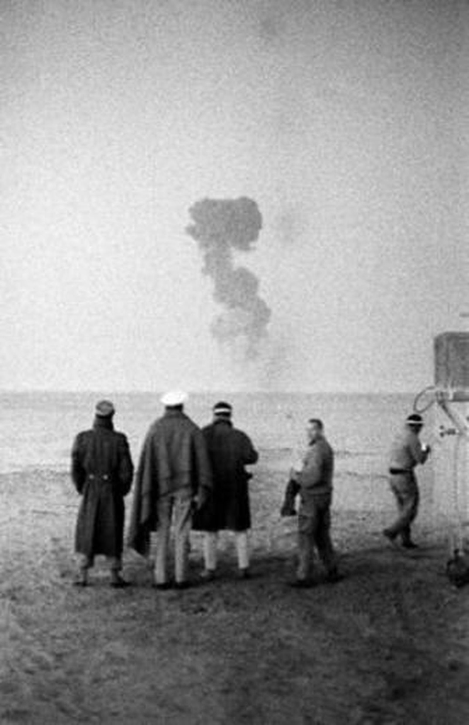 Varios militares observan la primera explosión nuclear francesa.