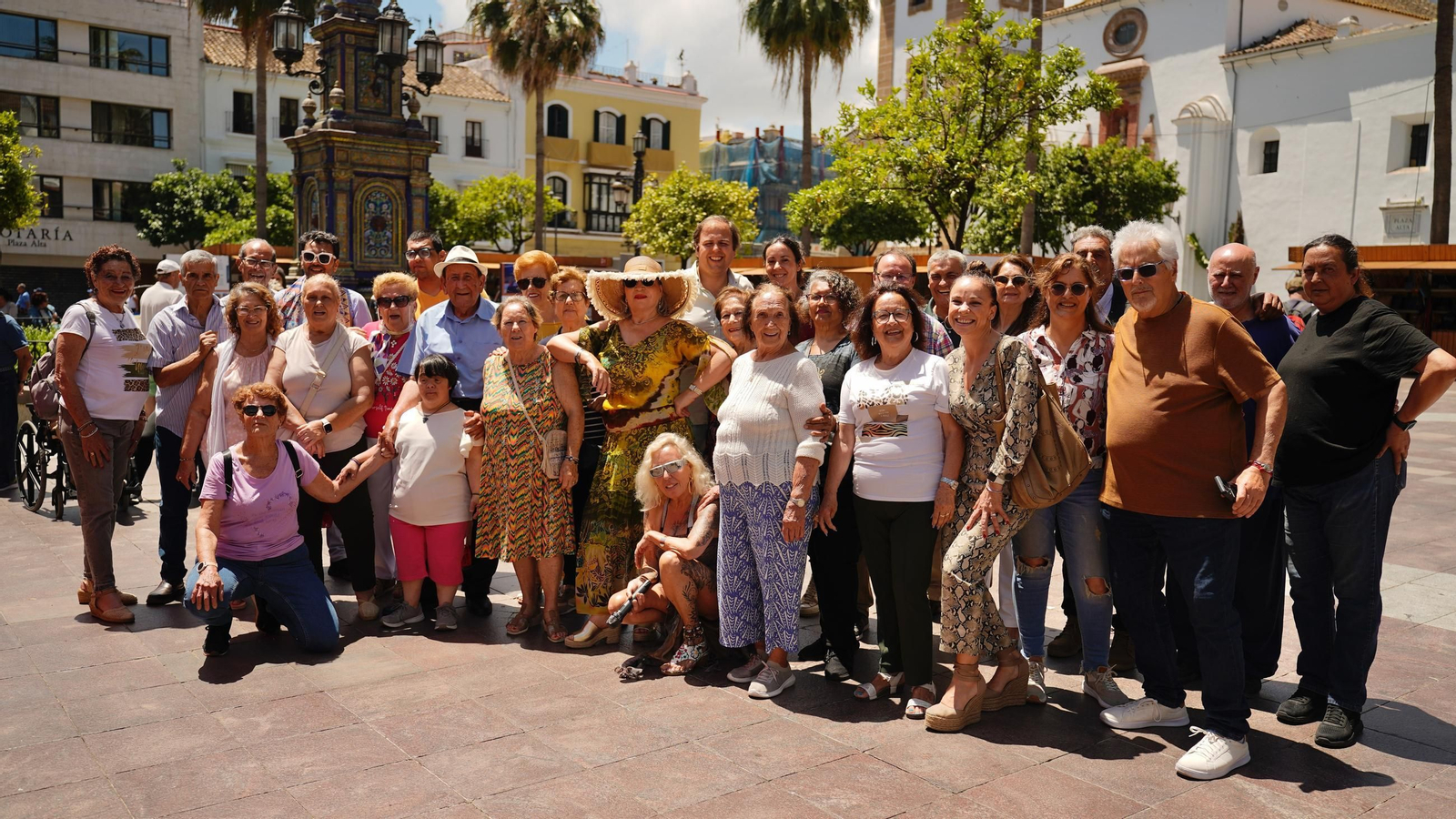 Personas se reúnen en la Plaza Alta, bailando y comiendo paella junto a la Feria de los Parques Naturales de Cádiz