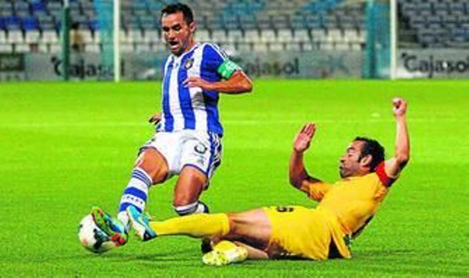 Cifu se lleva el balón en un partido ante el Hércules de la pasada campaña.