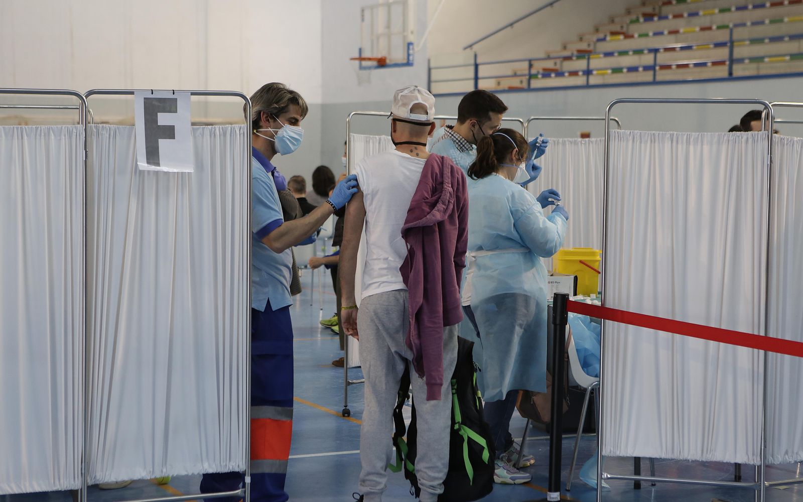 Vacunación de profesores en el pabellón deportivo del SADUS