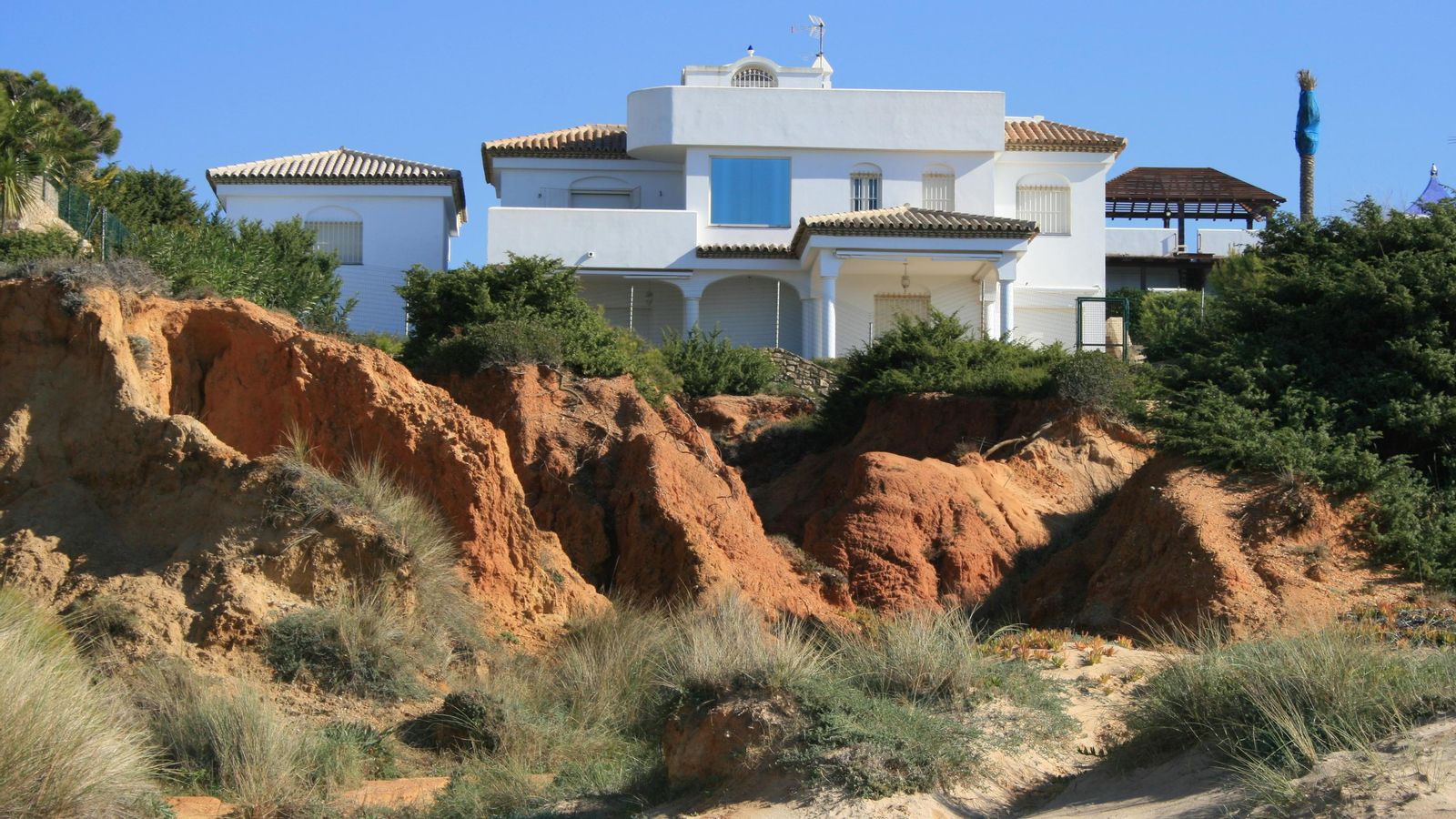 Un chalé en el acantilado de Roche.
