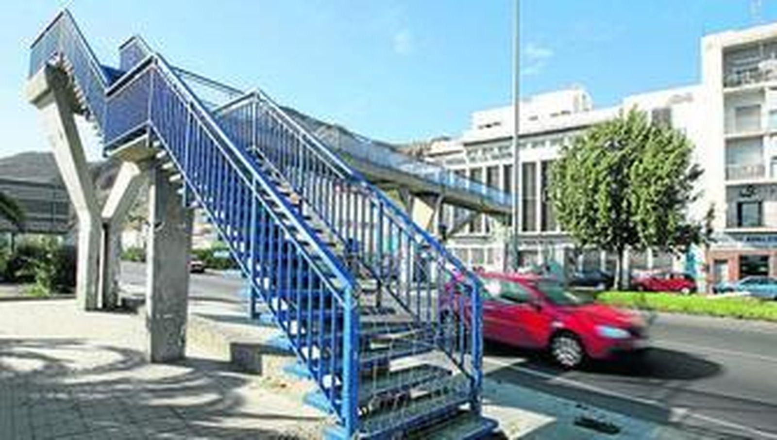 Esta semana la pasarela peatonal del barrio de Pescadería desaparecerá del espacio que ha ocupado durante años.