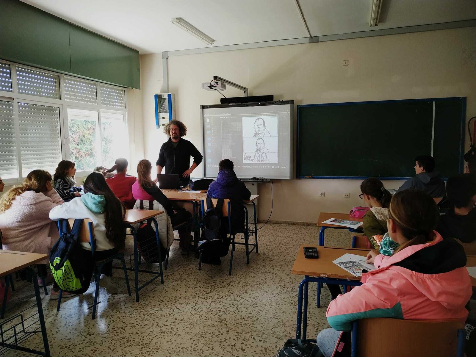 Momento del encuentro del pintor chiclanero con los alumnos.