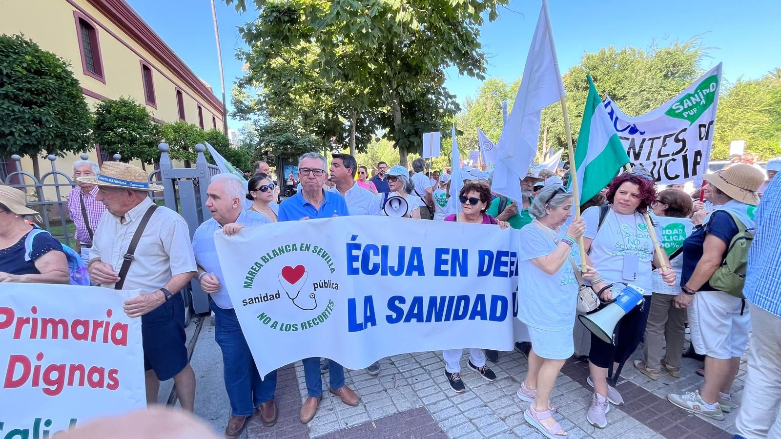 Los vecinos de Écija durante la protesta en Sevilla.
