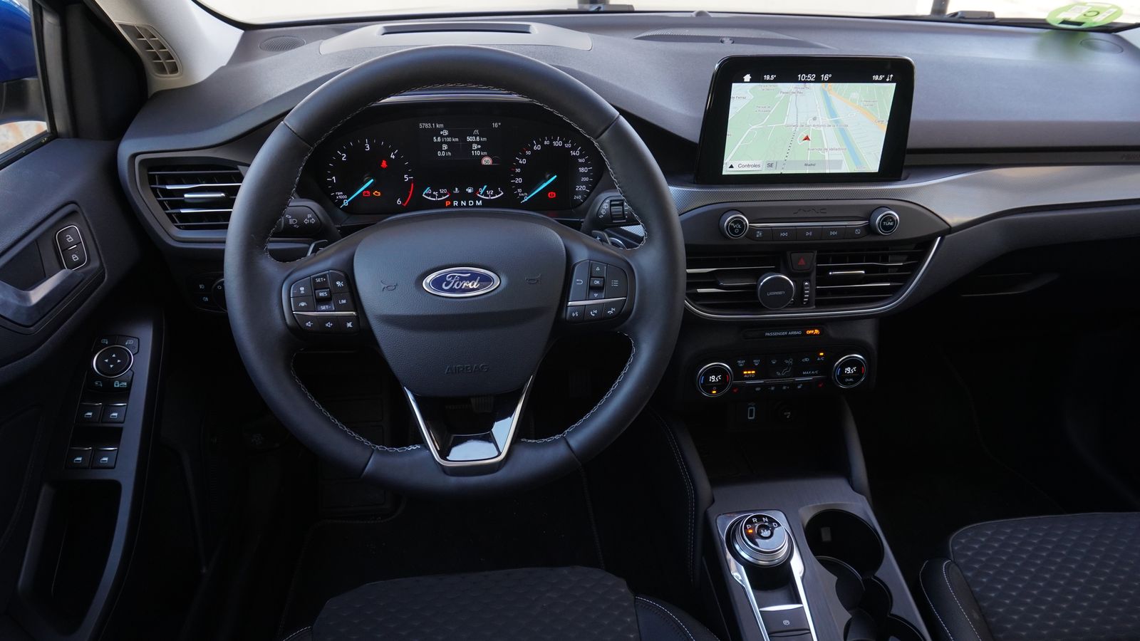 El interior llama la atención por su gran pantalla central.