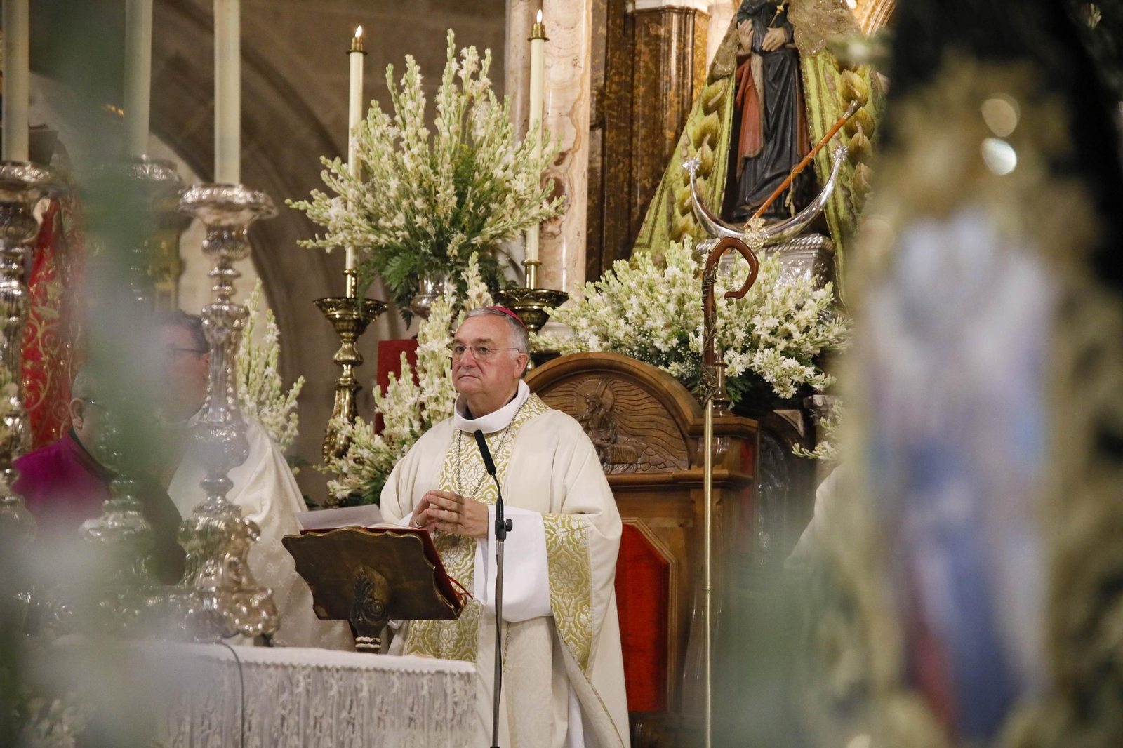 Las imágenes de la santa misa estacional presidida por el obispo de Almería, con la interpretación de Anacrusa