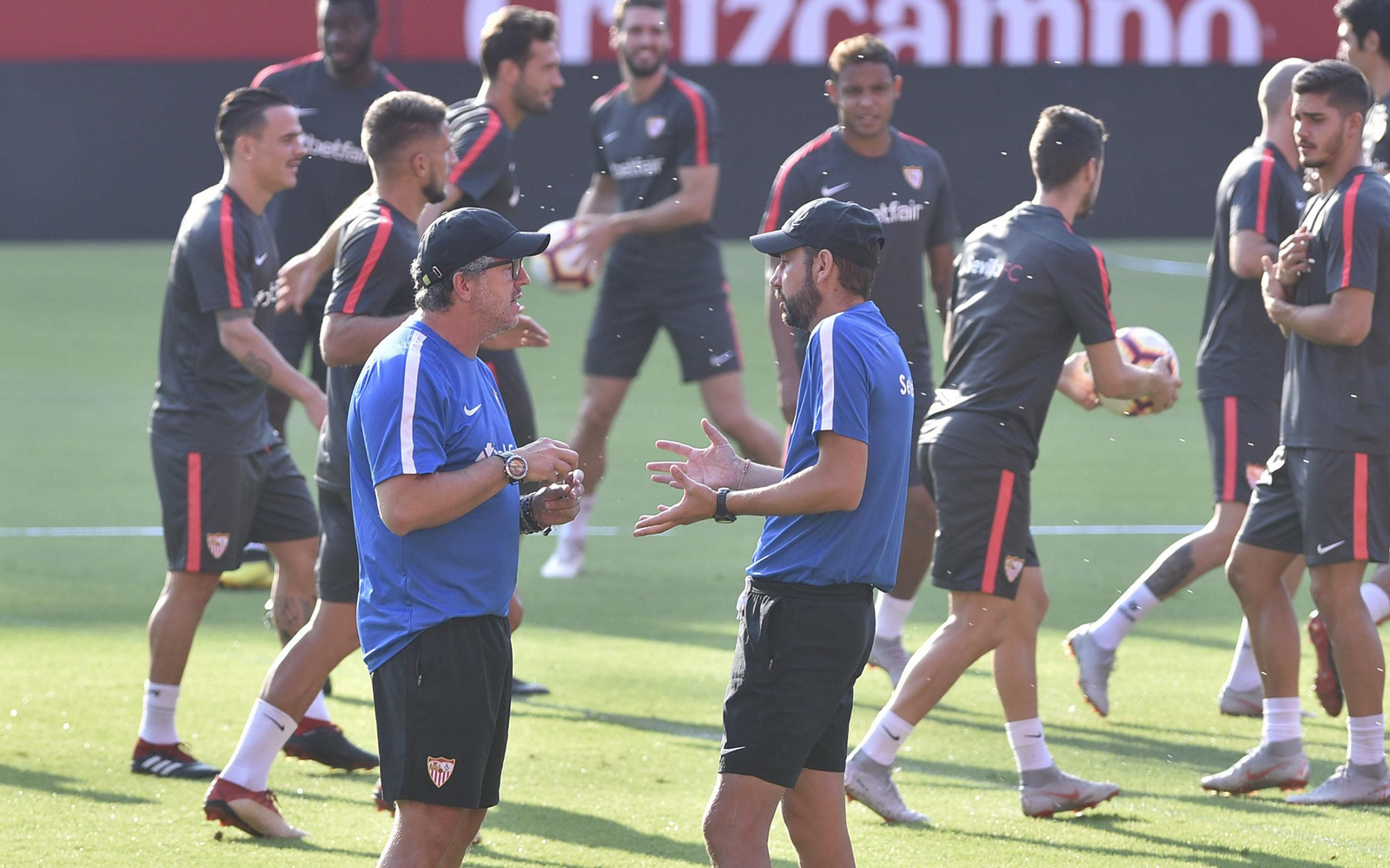 Pablo Machín dialoga con su segundo entrenador, Jordi Guerrero.