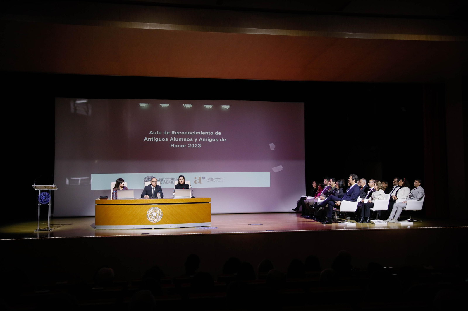 Imágenes del acto de reconocimiento a antiguos alumnos y amigos de honor en la UAL