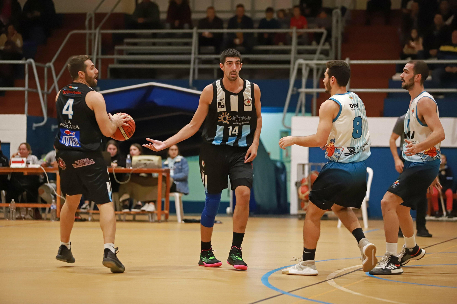 Juanjo Méndez dirige un ataque, junto a Espadiña y al visitante Álvaro Benítez