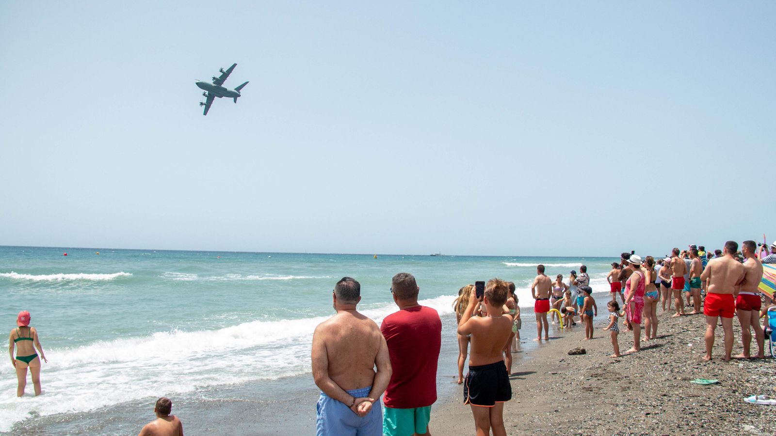 Desde la orilla, muchos de los asistentes intentan inmortalizar el momento