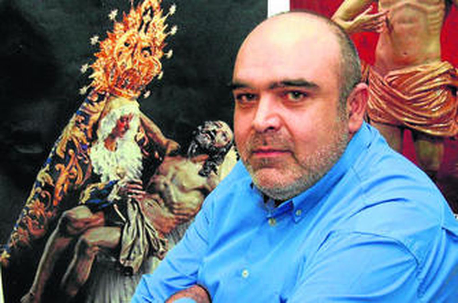 Ochoa, delante de una fotografía con la imagen de la Virgen de las Angustias.