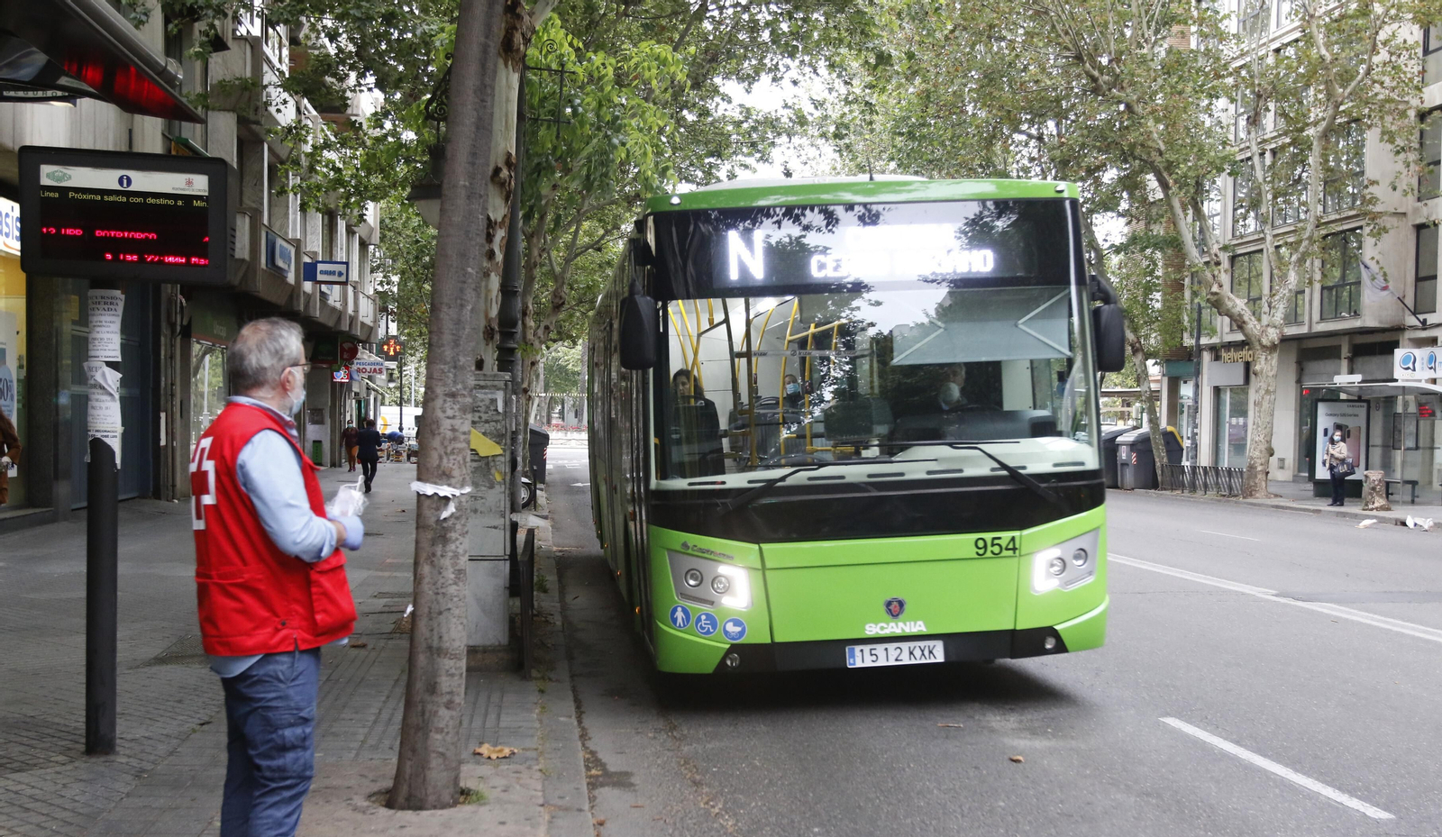 Las fotos del reparto masivo de mascarillas y la vuelta al trabajo en algunos sectores en Córdoba