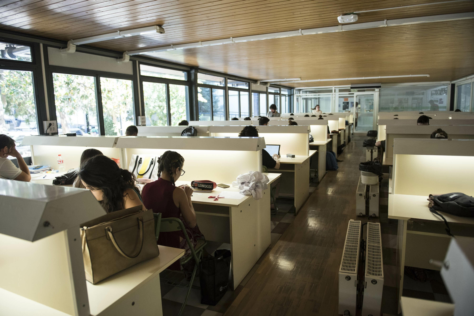 Estudiantes en una sala de estudio de Ciencias.