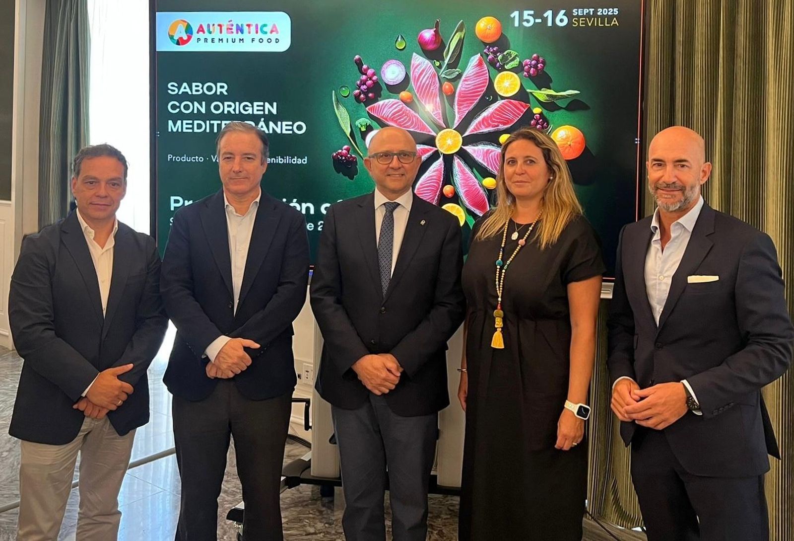 Foto de Família. Presentación Auténtica 2025 en Sevilla