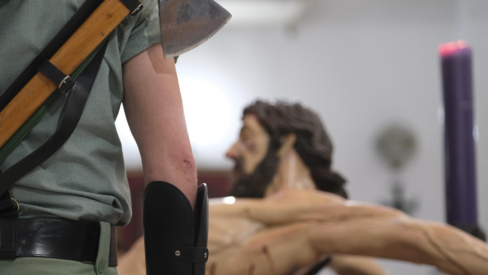 La Legión custodia el Cristo de la Buena Muerte en la Semana Santa de El Parador 2025