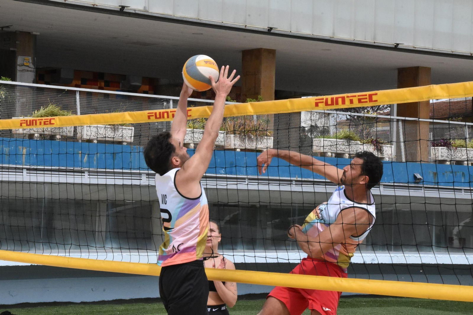 Un intento de bloqueo en la competición mixta.