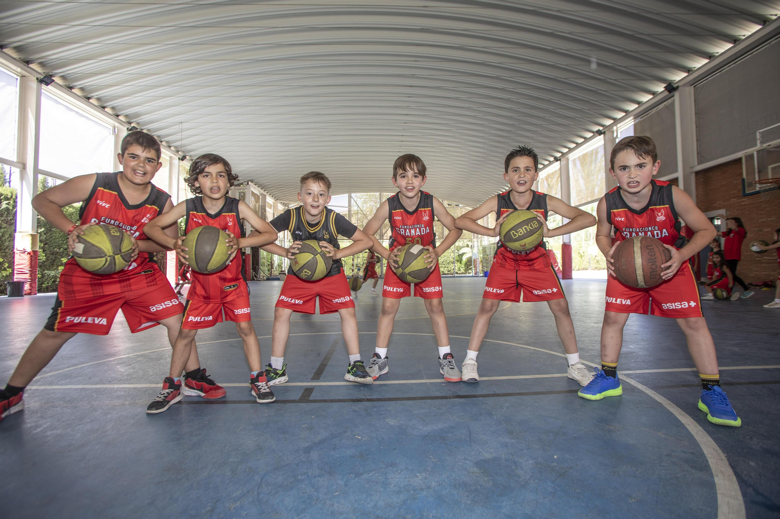 Un grupo de jóvenes jugadores durante un entrenamiento en el Colegio El Carmelo.
